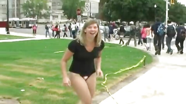 Preciosa vagina de una joven amateur se corre al tocar un pequeño incestomaduras vibrador